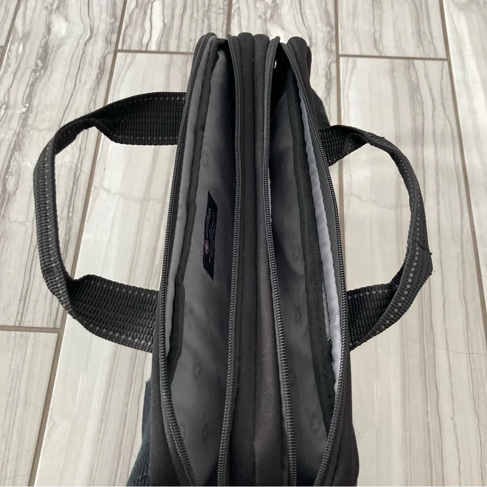 Swiss Gear by Wenger laptop shoulder bag. EUC